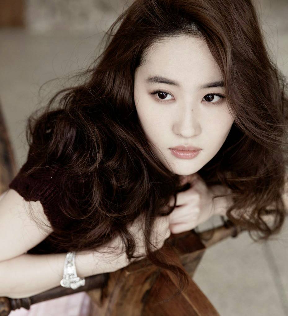 33岁刘亦菲拍戏受伤了?脖子插满长细针太惊心!