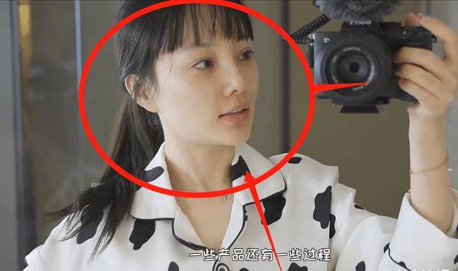 39岁李小璐素颜录视频,整容痕迹太明显,不说差点以为是两个人