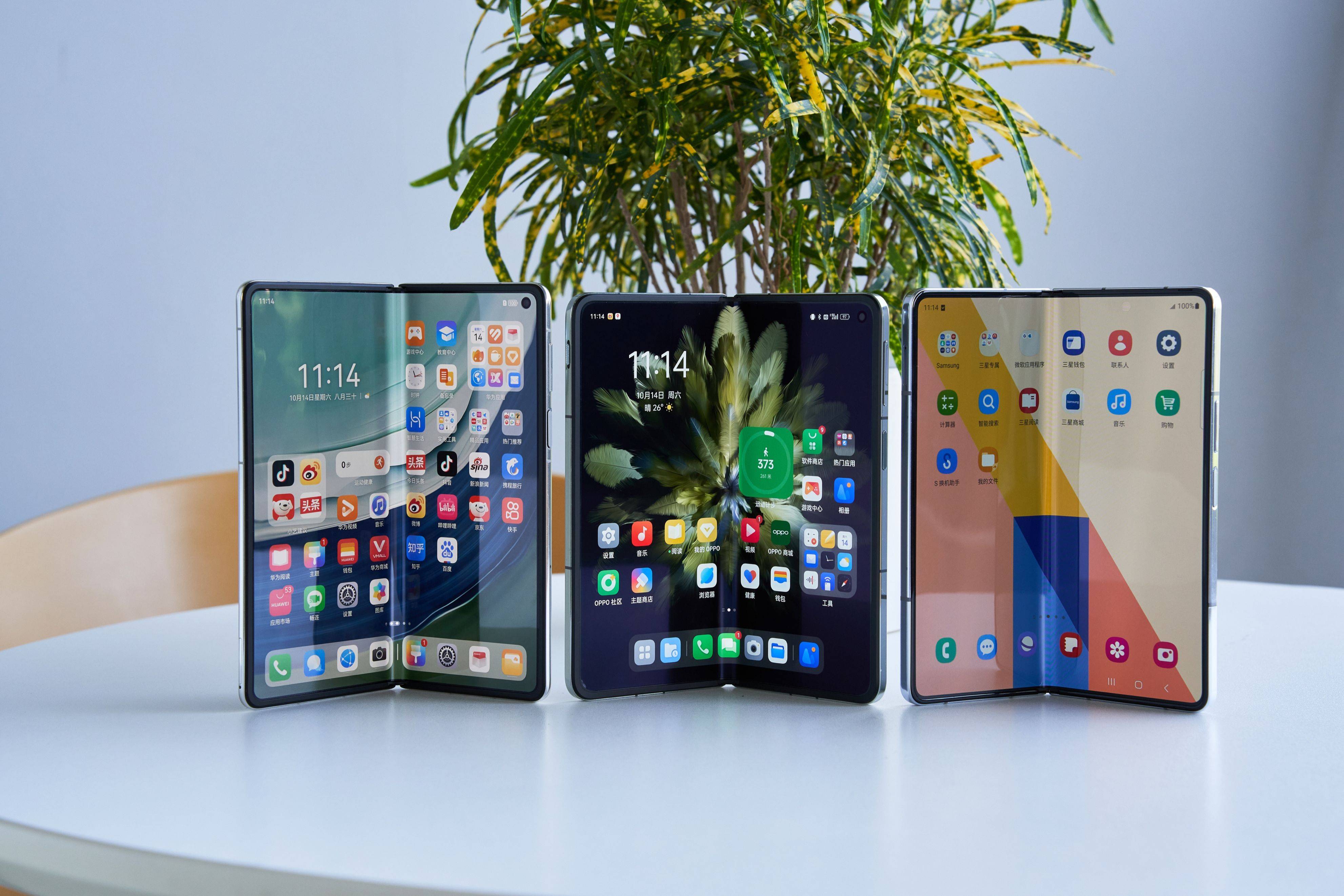 1:9,看起来更加修长高挑,而华为mate x5和oppo find n3比较接近,显得