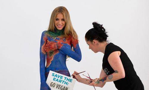 她在身体上画"衣服",赤身上街无人发觉,是看破不说还是太逼真_艺术