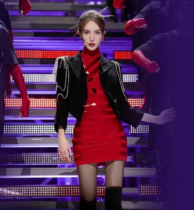 金晨终于突破自我,穿黑丝袜搭配超短西装,尽显女王气质!