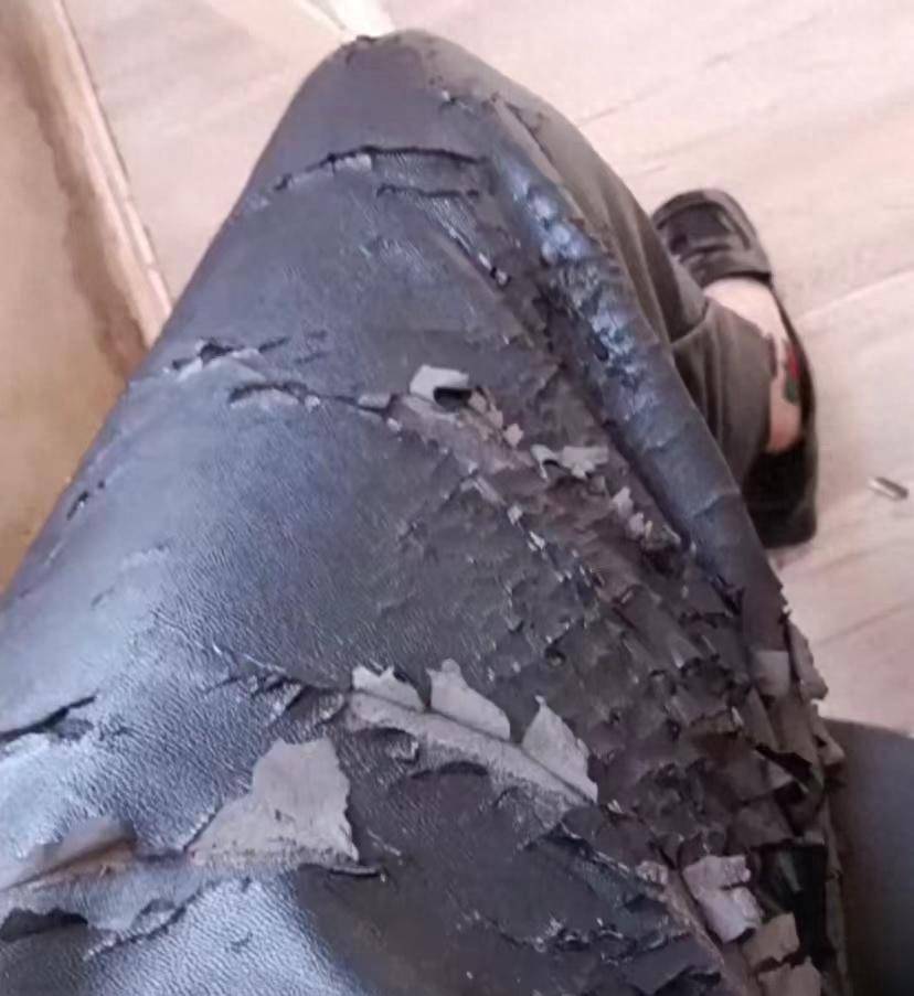 女子晒网上买的99元皮裤,穿了半天就开始疯狂掉皮,卖家喊话亮了