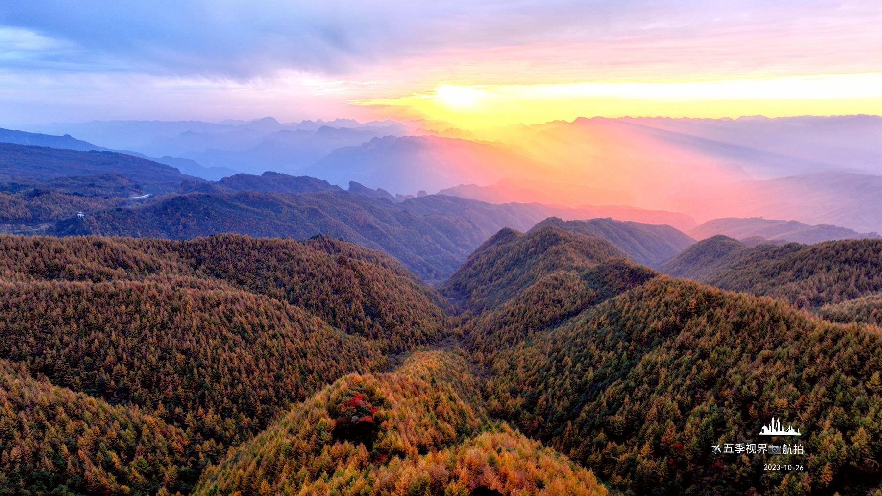 从空中俯瞰,米仓山大峡谷万山红遍,宛如一幅秋日画卷令人震撼!