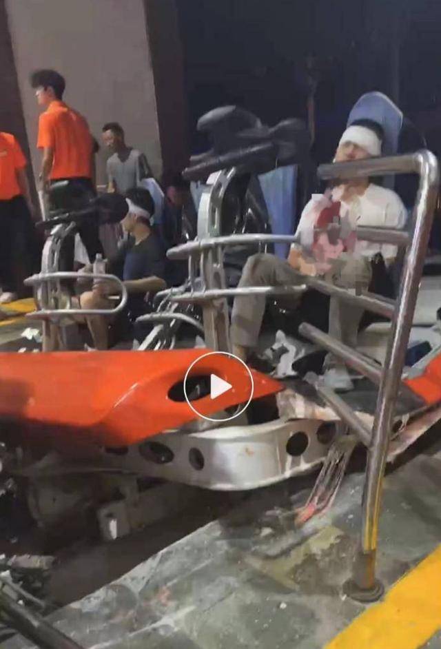今晚深圳欢乐谷过山车追尾事故,多人在急诊室抢救_游客_受伤_人员