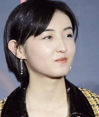 张子枫现身成都,皮肤白嫩侧颜超美,同框168女演员,身高真相了_电影