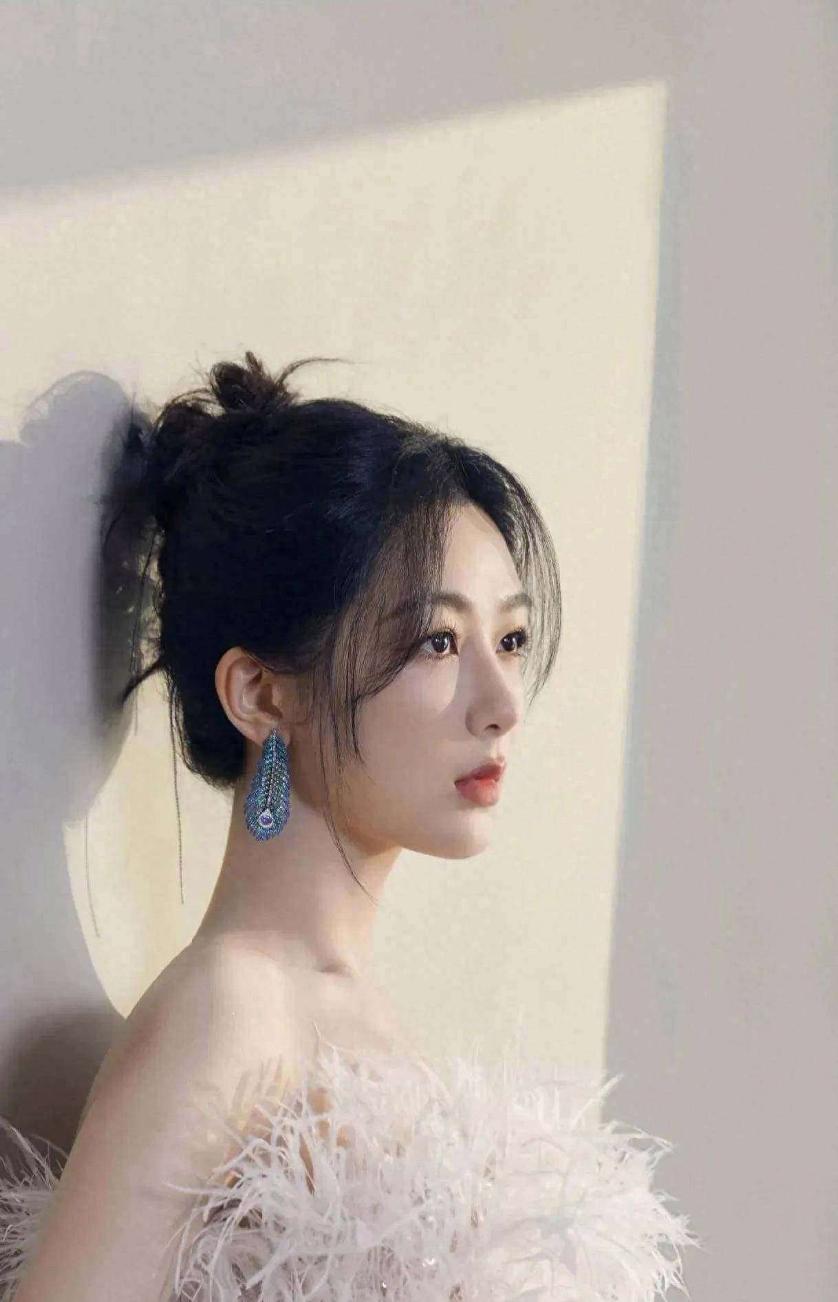 杨紫白色羽毛抹胸礼服亮相圈,高贵优雅_造型_整体_气质