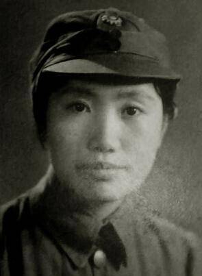 谢冰莹,生于1906年,为湖南新化人,不同于"闺秀型"的作家冰心,谢冰莹是