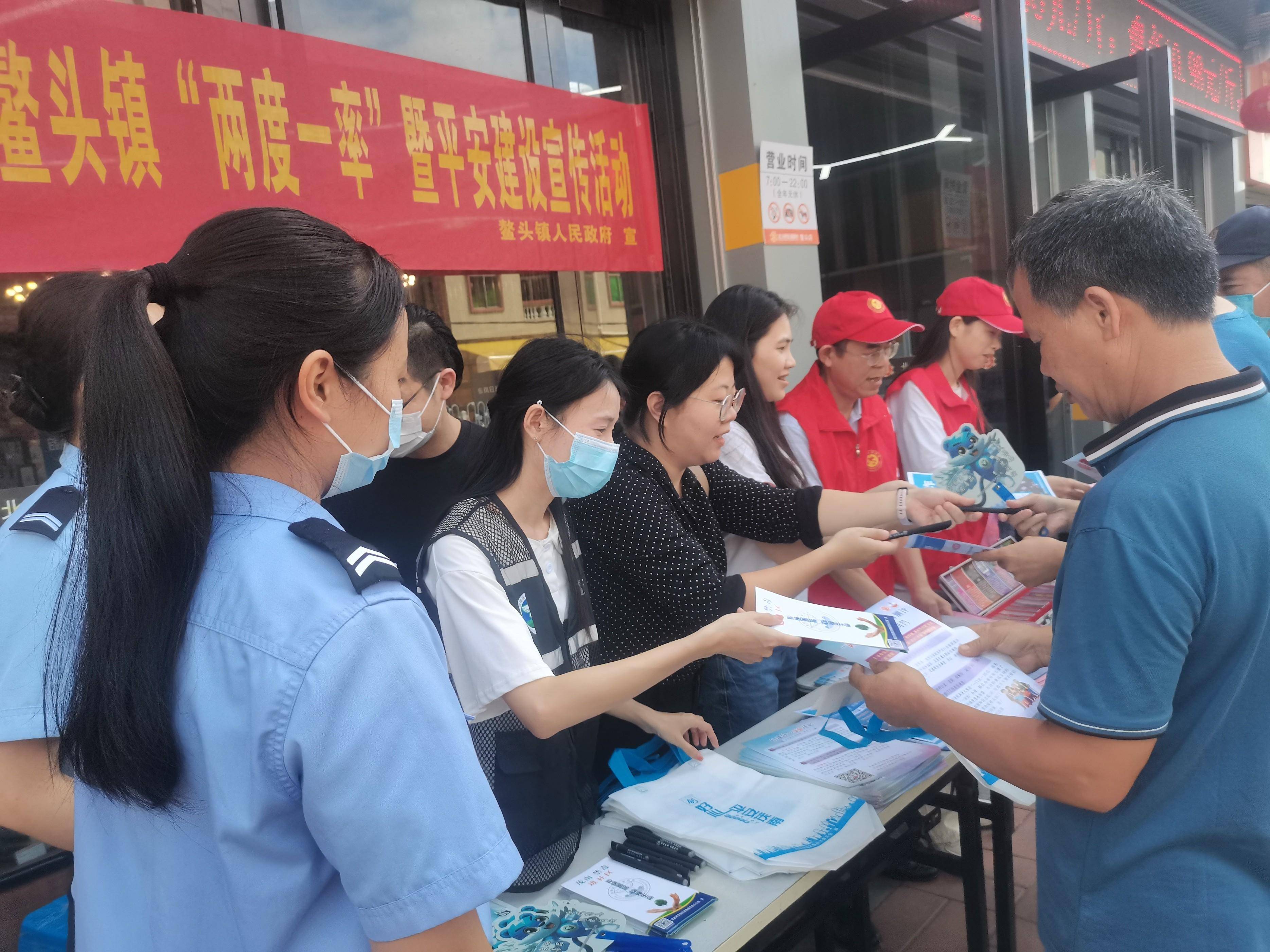 同时,由禁毒专员,禁毒社工,民警,律师等人组成的宣传小分队通过沿街