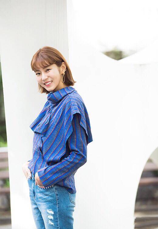 韩国"微胖女神"u-ie金宥真为新剧拍写真,暴瘦如柴,法令纹明显_组合