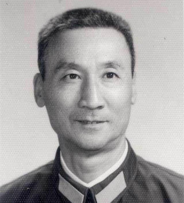 父亲京剧大师, 母亲30年代影星, 妻子当家花旦, 他