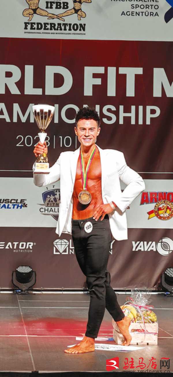 驻马店小伙邬博获世界健身模特锦标赛冠军_中国代表团_健美_赛场