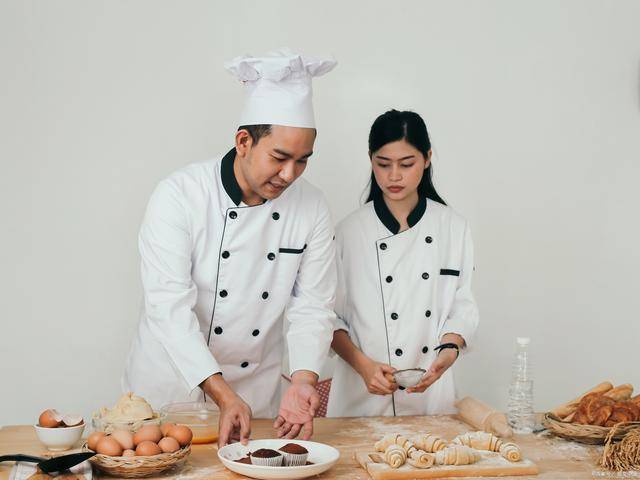 (一)中式面点师初级1. 经正规初级工培训结业,年龄需满18周岁以上.