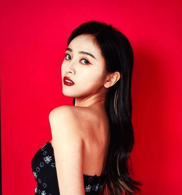 吴宣仪只顾脸美却忽略了脖子,近景中痕迹明显,修图师都拯救不了