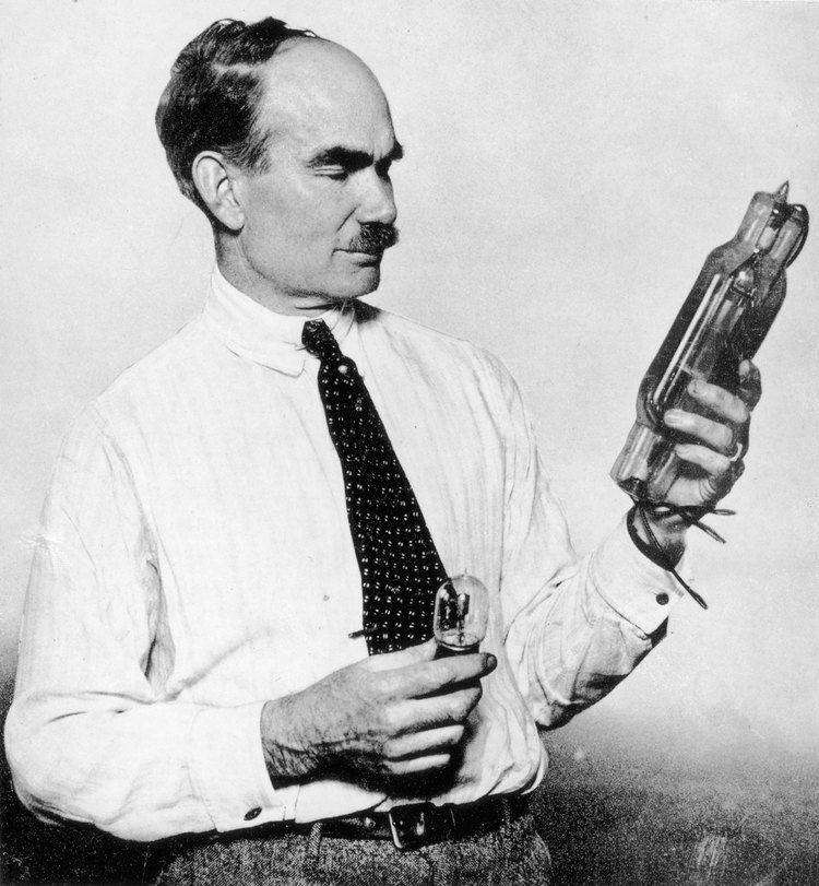 在二及真空管内加入栅极,发明了三极真空管(audion,或称triode),可以