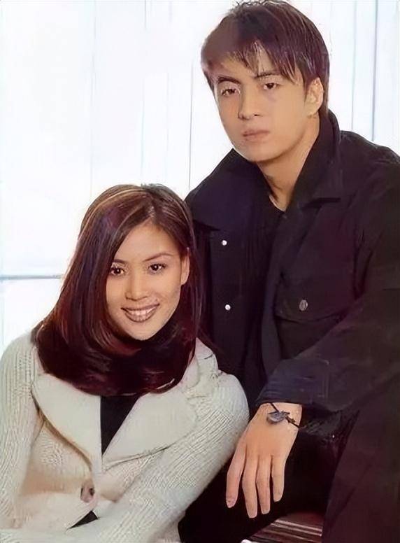 高小英,张东健两人因拍摄电影《恋风恋歌》而相识.
