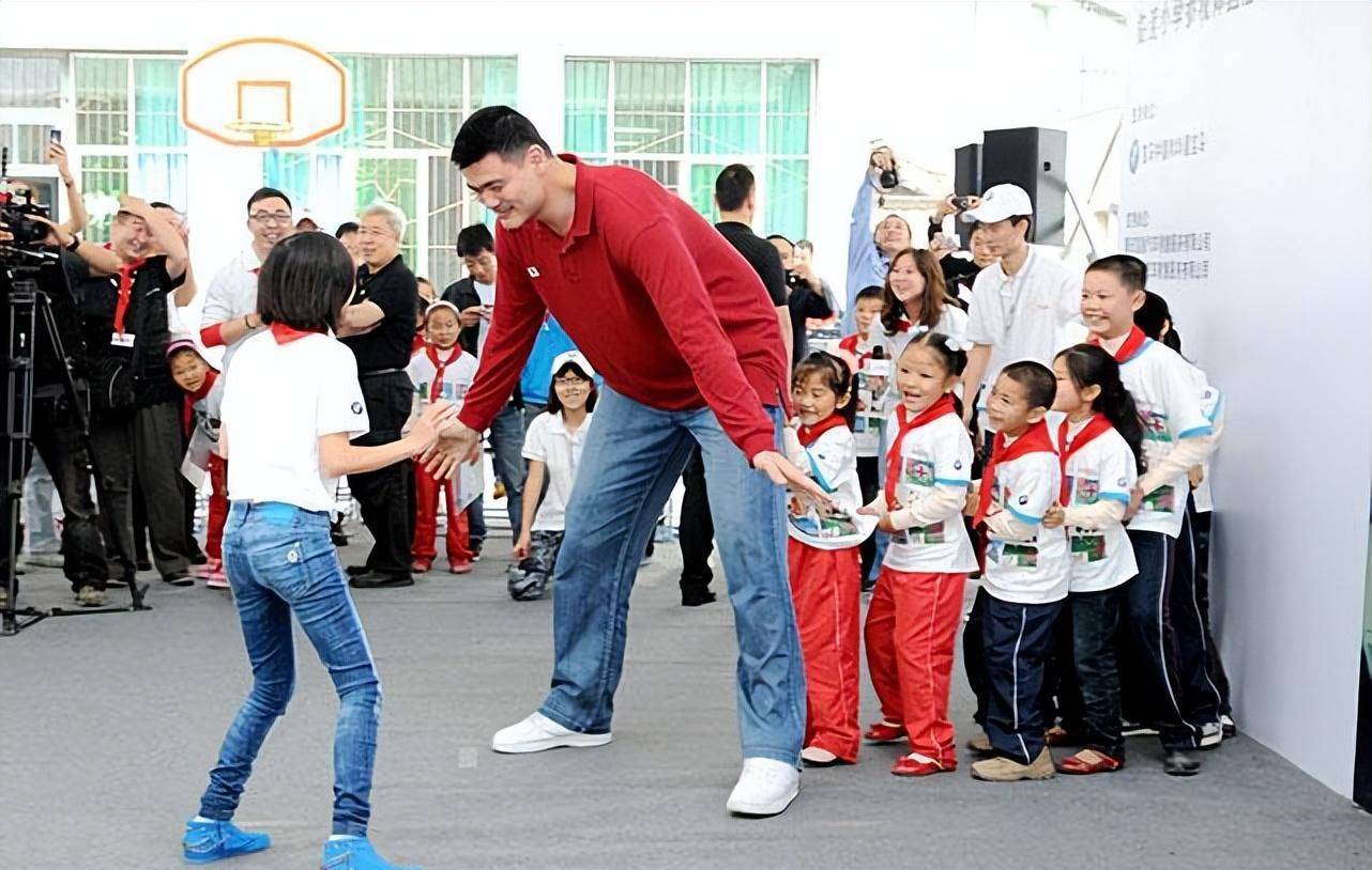 姚明空降nba篮网主场,蔡崇信作陪,翘起二郎腿看球,霸气十足_篮球_比赛