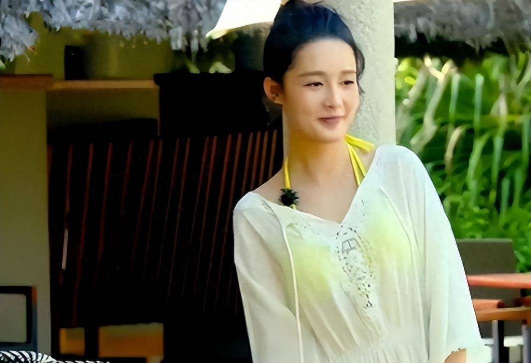 "笨蛋美人"李沁:与杨洋十指紧扣,遭王大陆魏大勋揩油却不反抗_节目