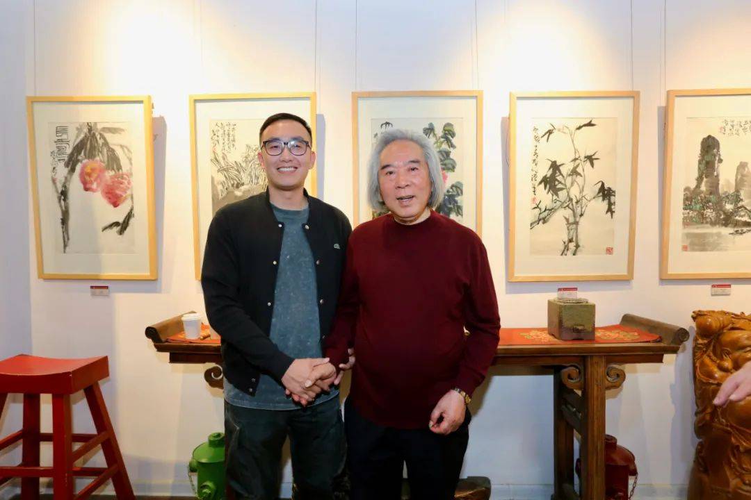 观看作品画展开幕仪式由玺朗艺术空间总经理萧冰主持天津工艺美院教授