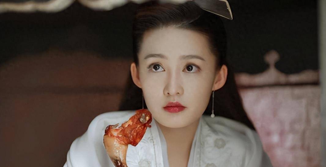 "笨蛋美人"李沁:与杨洋十指紧扣,遭王大陆魏大勋揩油却不反抗_节目