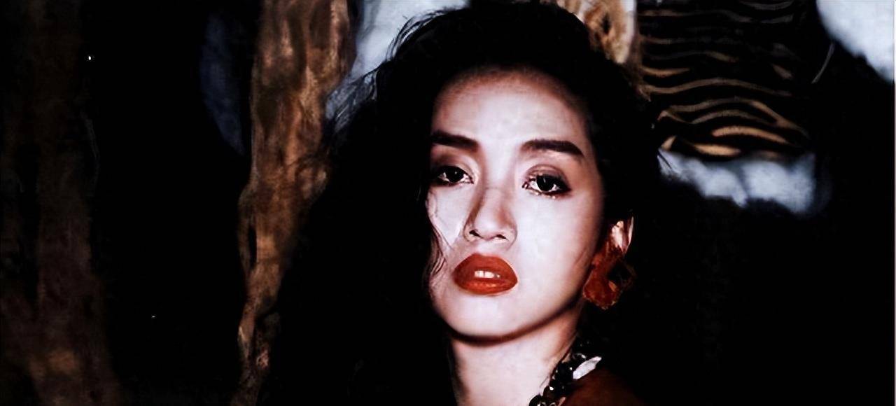 她是"香港一姐",与星爷合作2次,张艺谋最大的遗憾是没等到她