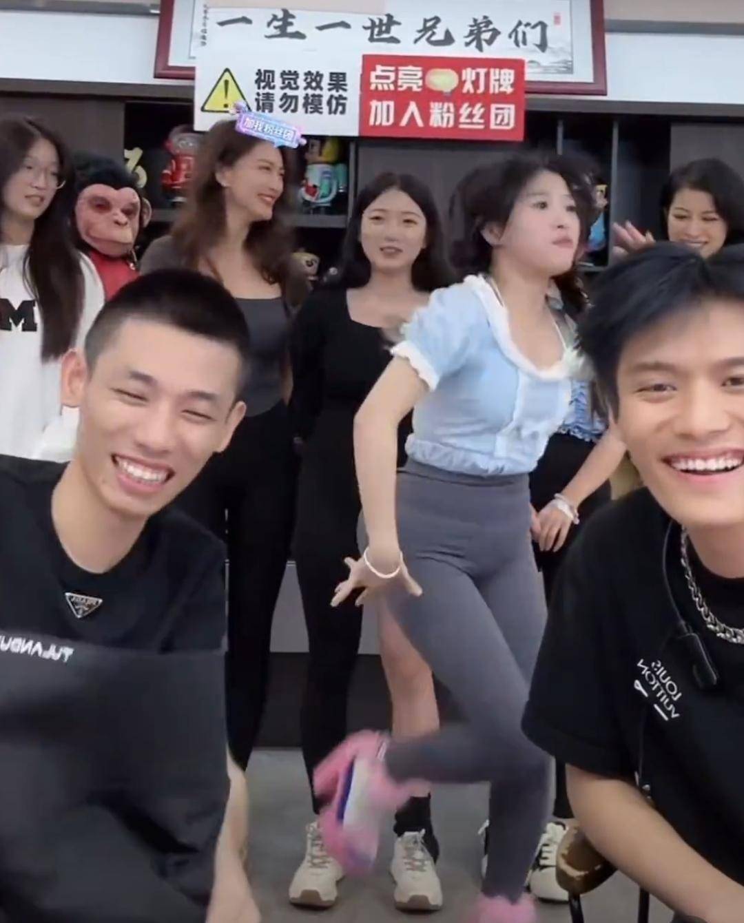 原创小杨哥女徒弟带货被批低俗,裤裆对镜头歪嘴巴,大尺度不尊重女性
