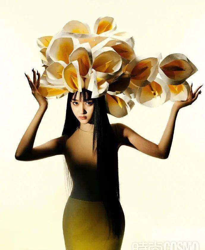 关晓彤头戴大红花,帅气十足,cosmo五月号来了!_时尚_封面_珠宝