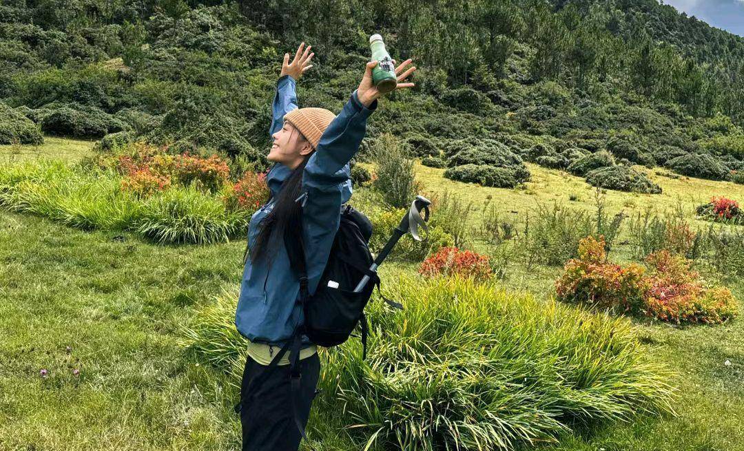 去草地拍照穿什么衣服好看?专家教你如何打造迷人造型!