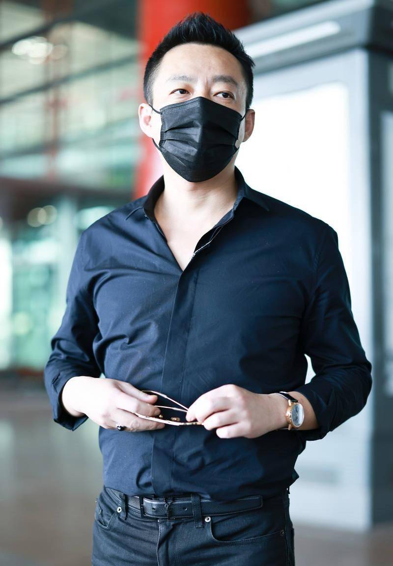 汪小菲低调现首都机场,全黑造型难掩总裁范,独自现身未见俩孩子_西装