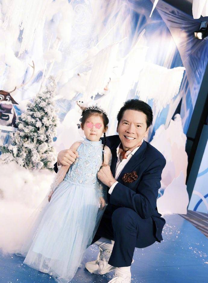 向佐抱三岁女儿逛街,父女俩越长越像,郭碧婷的混血基因失效?