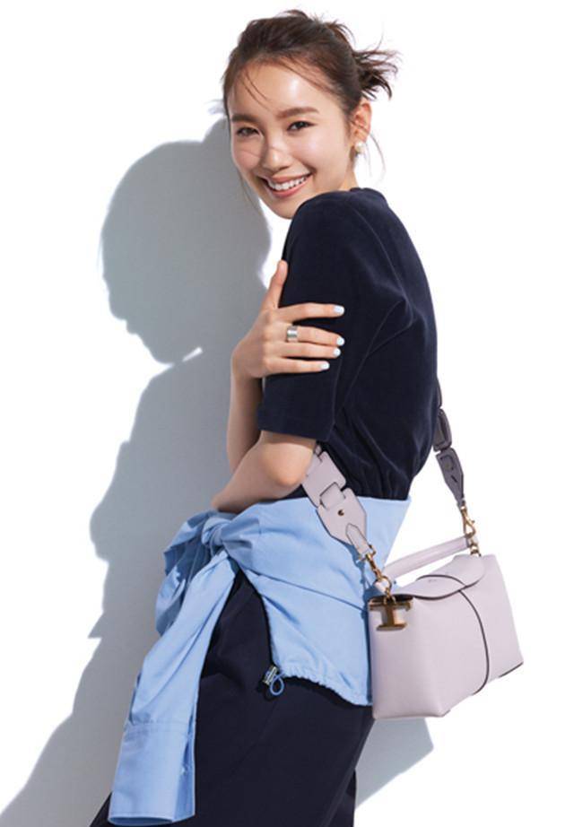 6月服装排行榜中,经典t恤成为白领最爱,米色裤子排名第一_时尚_评价