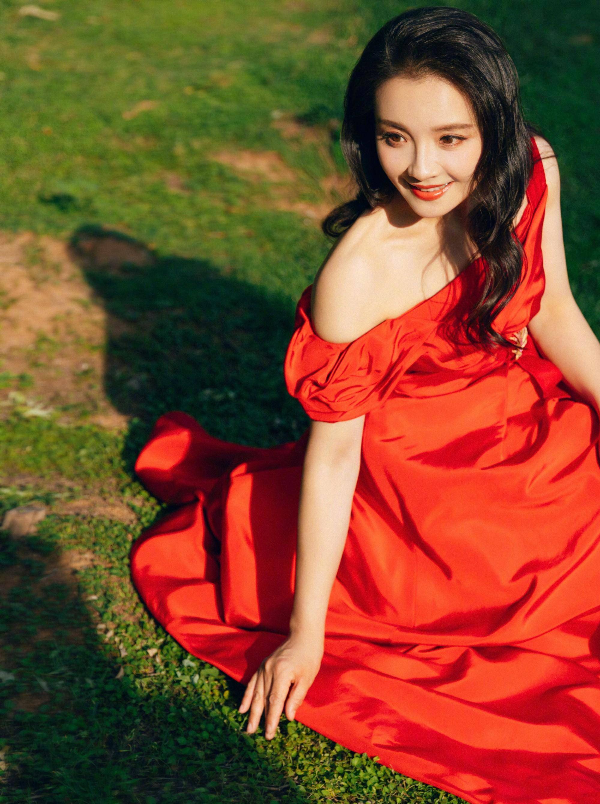 孙茜的多巴胺穿搭,红裙的款式优雅又明亮,温暖又精致