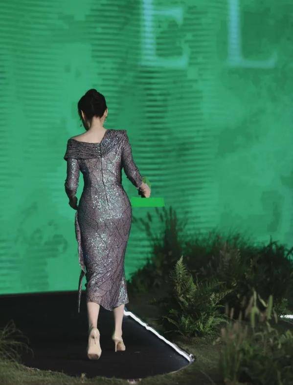 周涛真给"央视主持"长脸!55岁修身亮片裙秀美,合影何穗也不输
