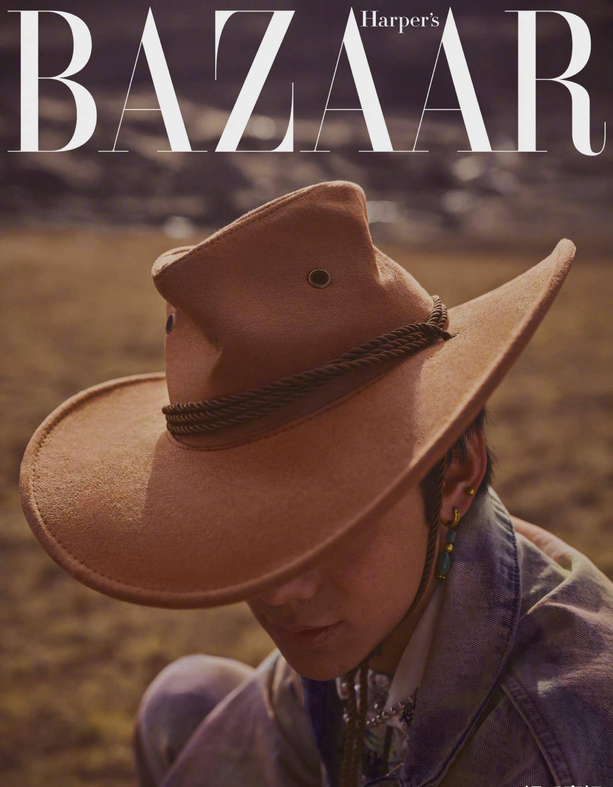 丁真《时尚芭莎》大片,穿着民族服饰,戴着耳环,骑着他喜欢的小马,奔跑