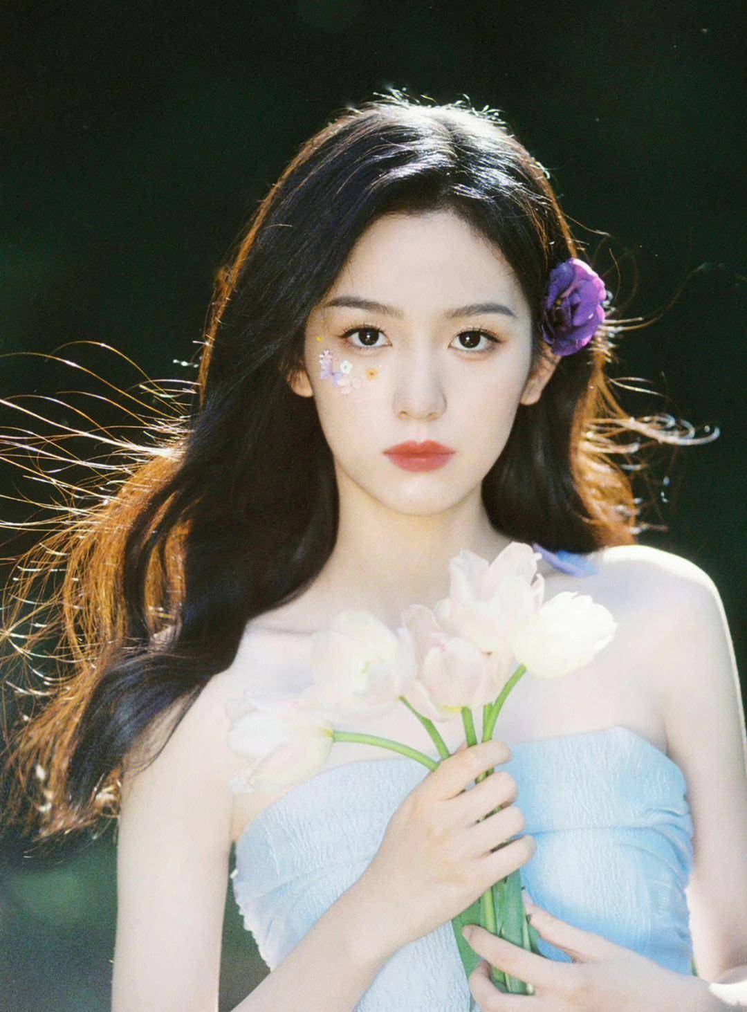 25岁女星周也现身北京机场!