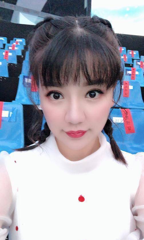 红果果产后首度回归《智慧树》,疑头发变少被说是母乳期脱发_泡泡
