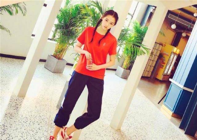 何炅现场给李宇春和关晓彤量腿长,关晓彤反应超快,回答显情商_节目