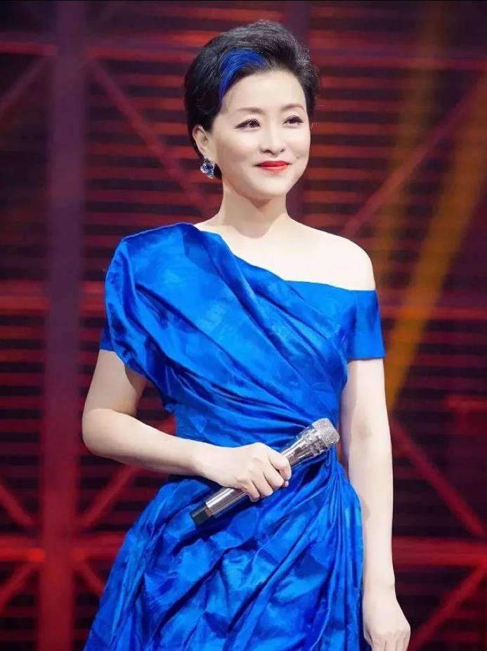 杨澜遇上55岁陈红,一个拼命装嫩还是大妈,穿搭简约反而显年轻_女性