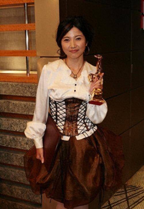 除此之外她还曾出演《甘十九妹》,据说当时导演王文杰想让她出演女