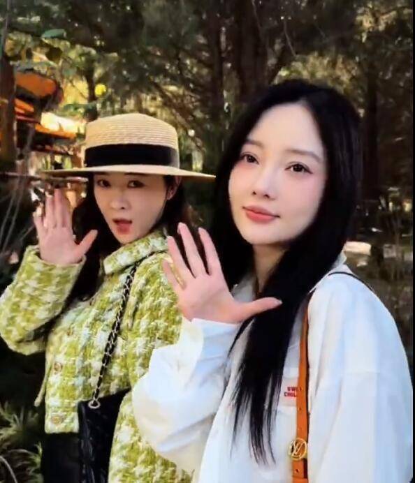 原创43岁霍思燕成都被偶遇,吃人均31元茶馆,表情严肃似不悦!