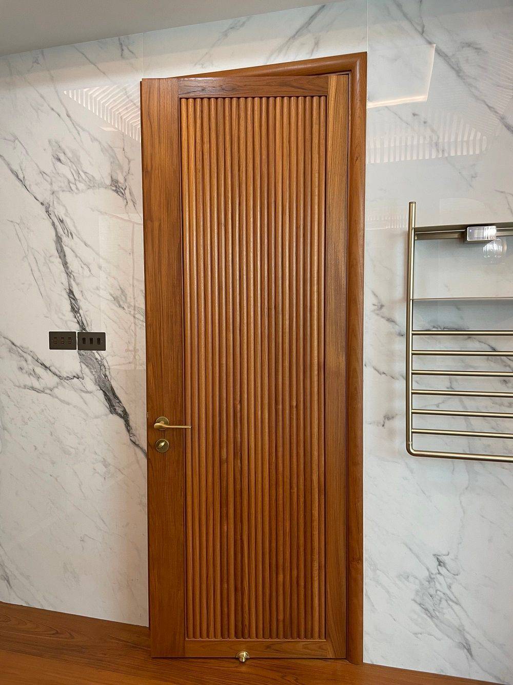 所以隔音非常重要,缅甸柚木门以其良好的隔音效果而备受推崇