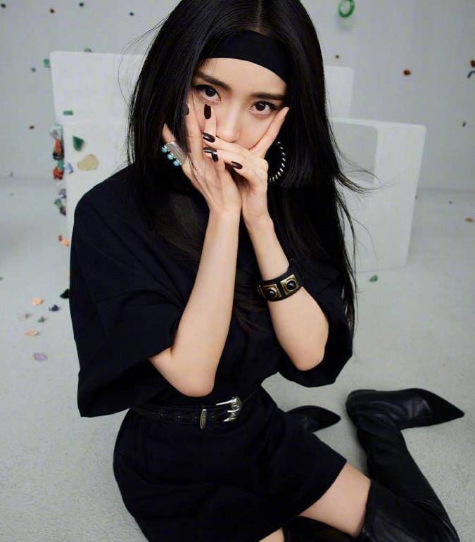 杨幂最新写真大片,化身"五金"女孩,暗黑风格时尚又魅惑_造型