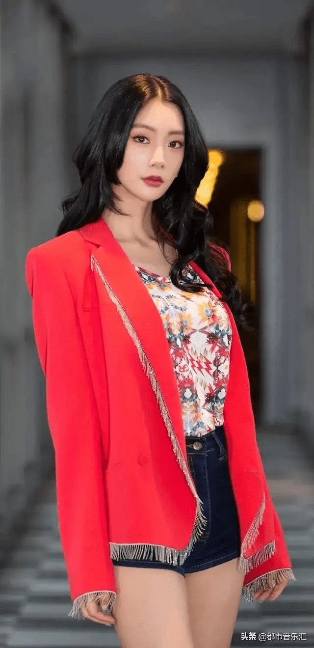 克拉拉在古天乐的《徒行使者》中扮演一个特工,她的身材与优美的动作