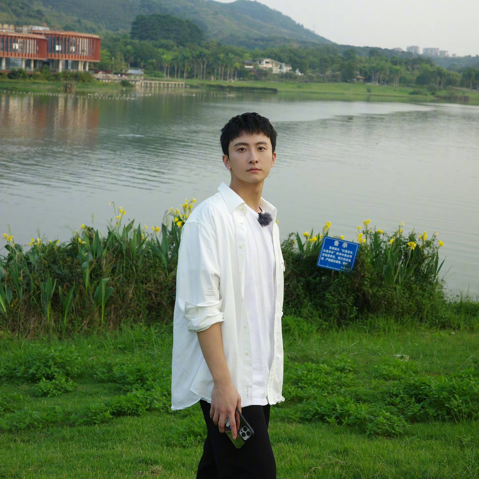 牛骏峰晒新发型自拍照,剪齐刘海变身阳光少年,穿搭简约帅气引人注目