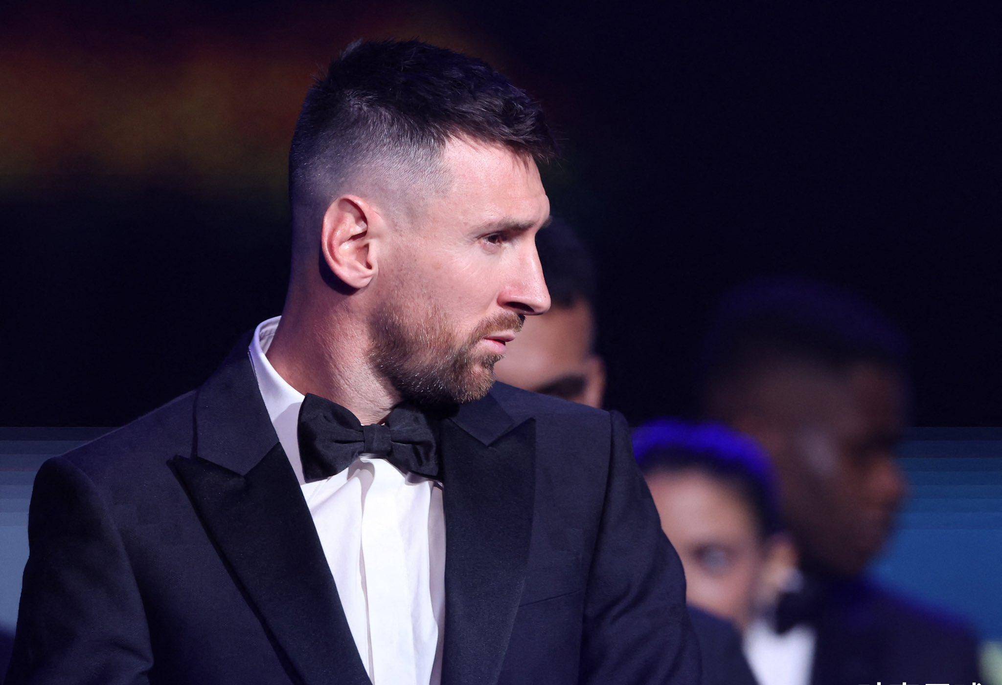 梅西夺金球,全场起立鼓掌!