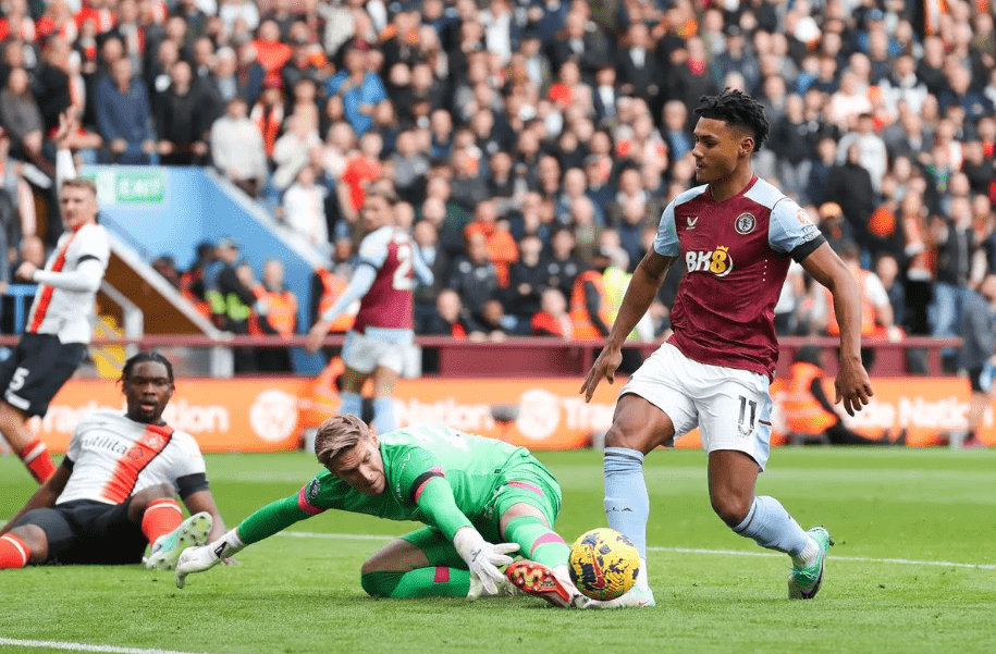 乌奈·埃默里(unai emery)对奥利·沃特金斯(ollie watkins)大喊大叫