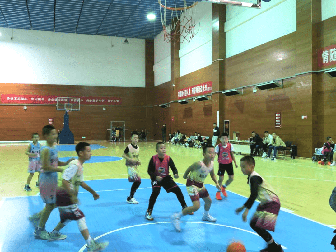 阜康市飞人体育篮球训练营与广汇小飞虎篮球交流赛火热来袭!