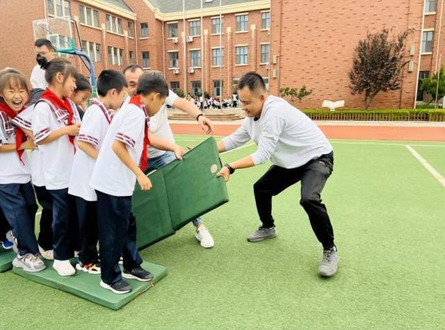 青岛升平路小学秋季运动会隆重举行_比赛_家长_同学