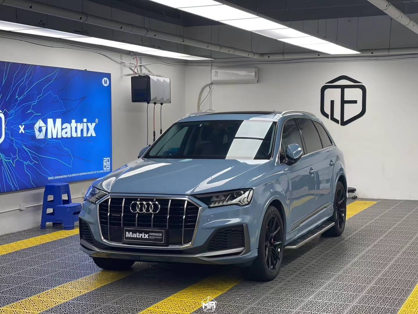 奥迪q7-matrix矩阵改色膜瓷器蓝,历久不衰的amg原厂色!