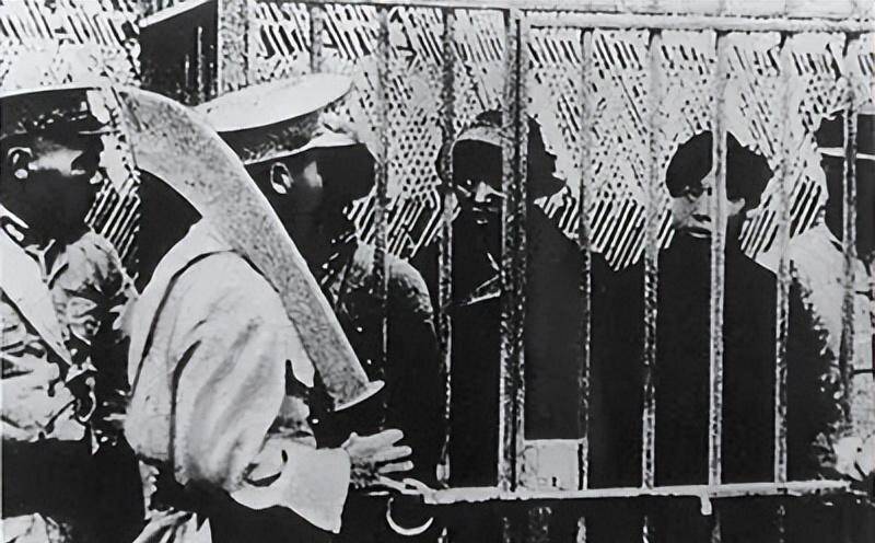 留在城市里的党组织也被迫转入地下,城市中到处都笼罩在白色恐怖之中