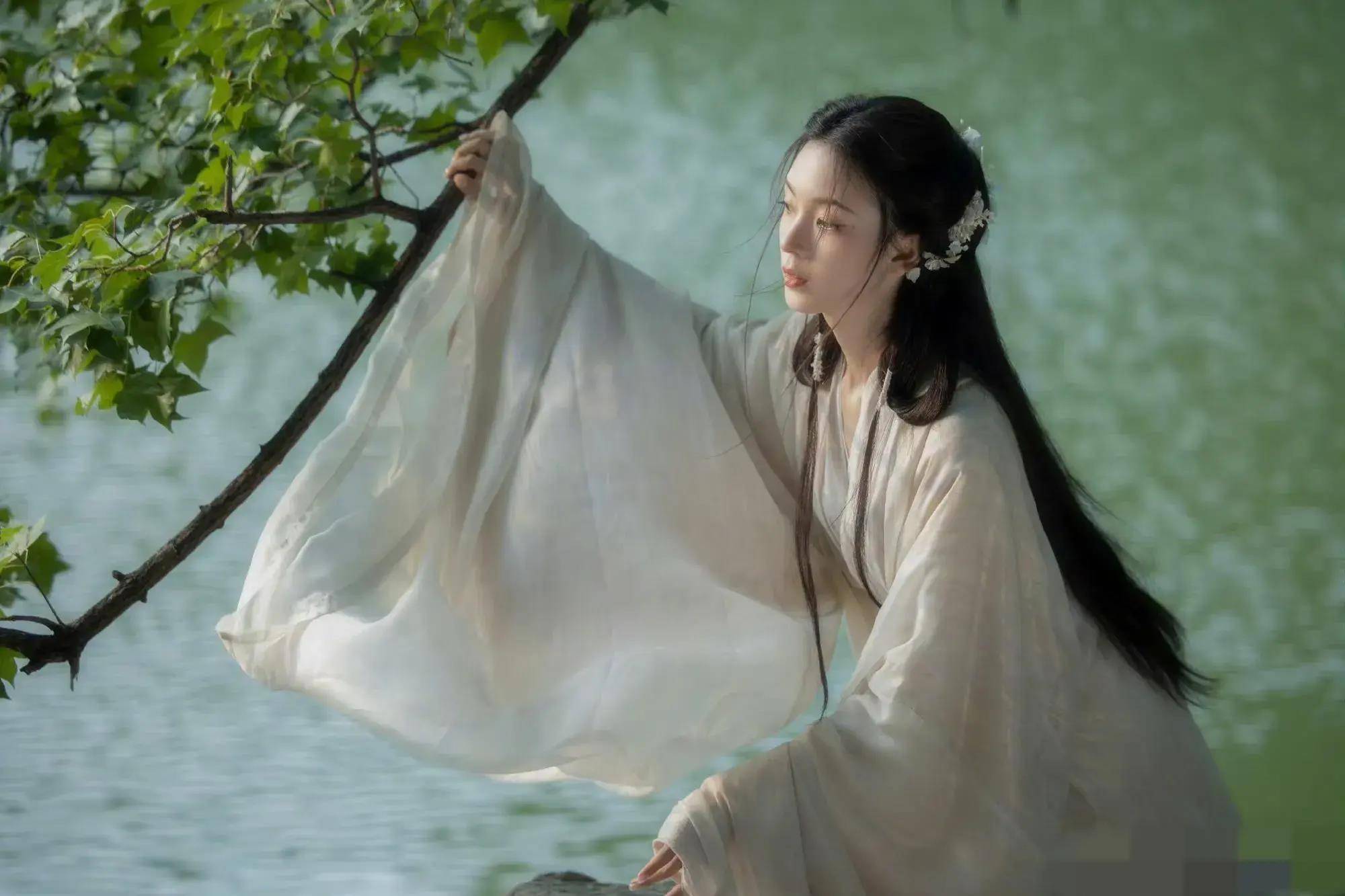 陈瑶晒生日古风写真 美得空灵轻盈_网络_图片_娱乐
